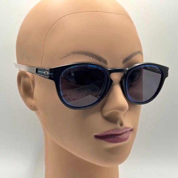 Oakley LATCH SunglassesSales Sample FrameOO9265Black Fade/Sapphire